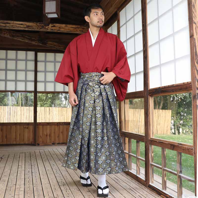 Un hombre japonés viste un kimono tradicional masculino con un par de sandalias geta y calcetines tabi blancos.