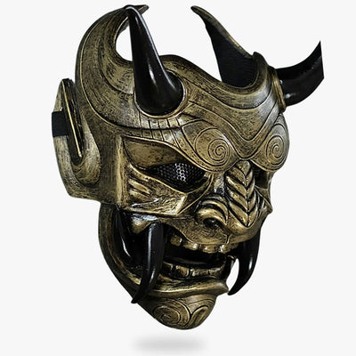 Esta tradicional mascara japonesa de Oni combina la artesanía de calidad con el patrimonio cultural, con cuernos y dientes afilados, cada máscara pintada a mano y esculpida a la perfección. La máscara Oni tiene un fondo blanco.