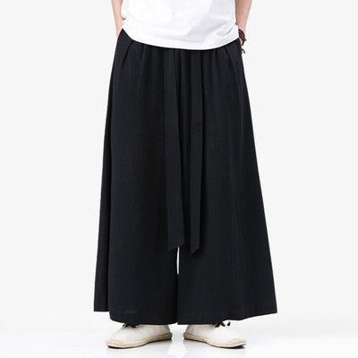 Estos pantalones tradicionales japoneses son hakama negros. Pantalones fluidos, de estilo zen.