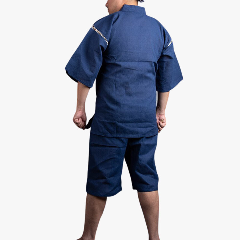 Este kimono jinbei es un traditional-pijama japonese para hombre con pantalones cortos y una camisa yukata. Color azul y material de algodón.