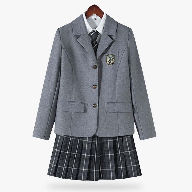 Este cosplay de uniforme escolar japones girs consiste en una chaqueta gris de colegiala japonesa con una falda a cuadros japonesa, una camisa blanca y una corbata a cuadros.