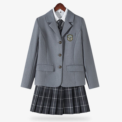 Este cosplay de uniforme escolar japones girs consiste en una chaqueta gris de colegiala japonesa con una falda a cuadros japonesa, una camisa blanca y una corbata a cuadros.