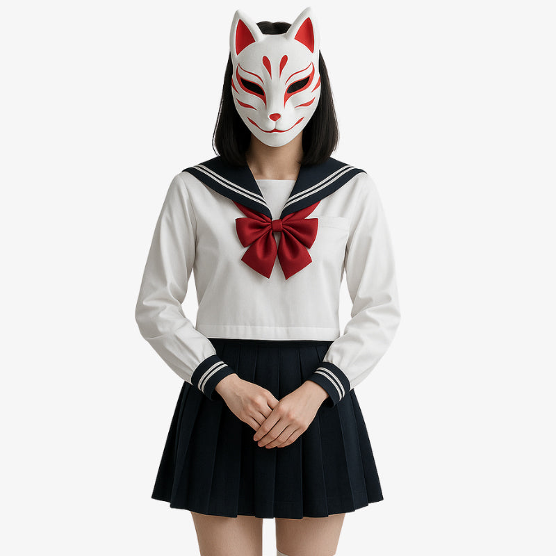 Persona con uniforme escolar japonés para mujer, compuesto por una camisa blanca con un lazo rojo, una falda negra y una máscara con marcas rojas en la cara.