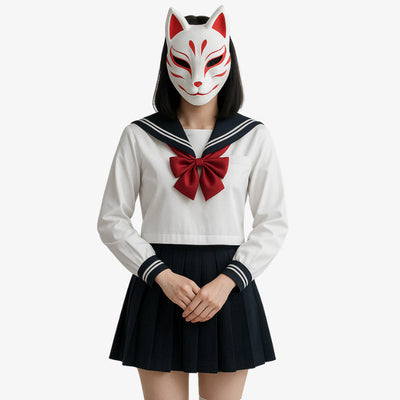 Persona con uniforme escolar japonés para mujer, compuesto por una camisa blanca con un lazo rojo, una falda negra y una máscara con marcas rojas en la cara.