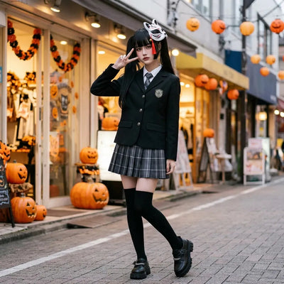 Uniforme de instituto japones llevado por una calle de Tokio en Halloween con una mascara de gato a un lado de la cabeza