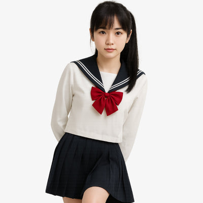 Una niña vestida con un uniforme escolar japones. Una falda japonesa azul marino y una camisa escolar japonesa de manga larga para niña.