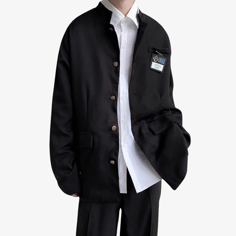 Este uniforme escolar japonese para chico es  negro con tirantes y camisa blanca