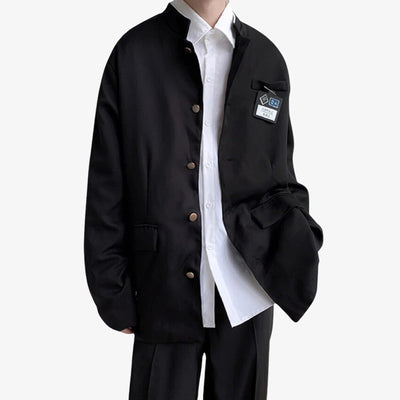 Este uniforme escolar japonese para chico es  negro con tirantes y camisa blanca