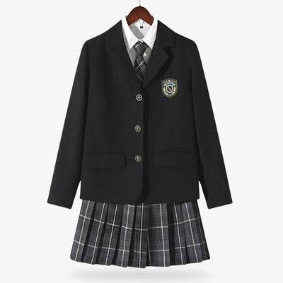 Un cosplay de uniforme japones negro escolar con falda a cuadros, chaqueta, camisa blanca y corbata a cuadros.