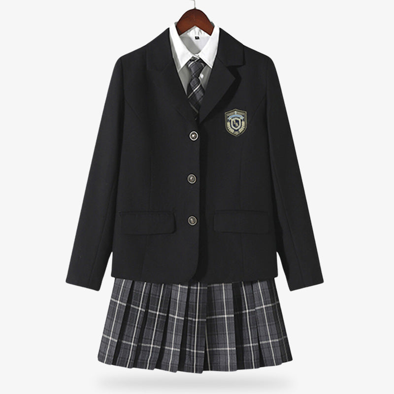 Un cosplay de uniforme japones negro escolar con falda a cuadros, chaqueta, camisa blanca y corbata a cuadros.