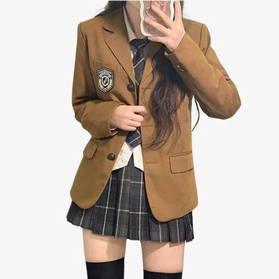 Una chica viste uniformes de estudiantes japon. Una chaqueta japonesa de color verde. Una camisa blanca con corbata y falda japonesa.