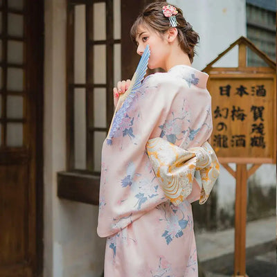 Vestido Kimono Ramas Blanco llevado por una mujer en una habitación japonesa tradicional