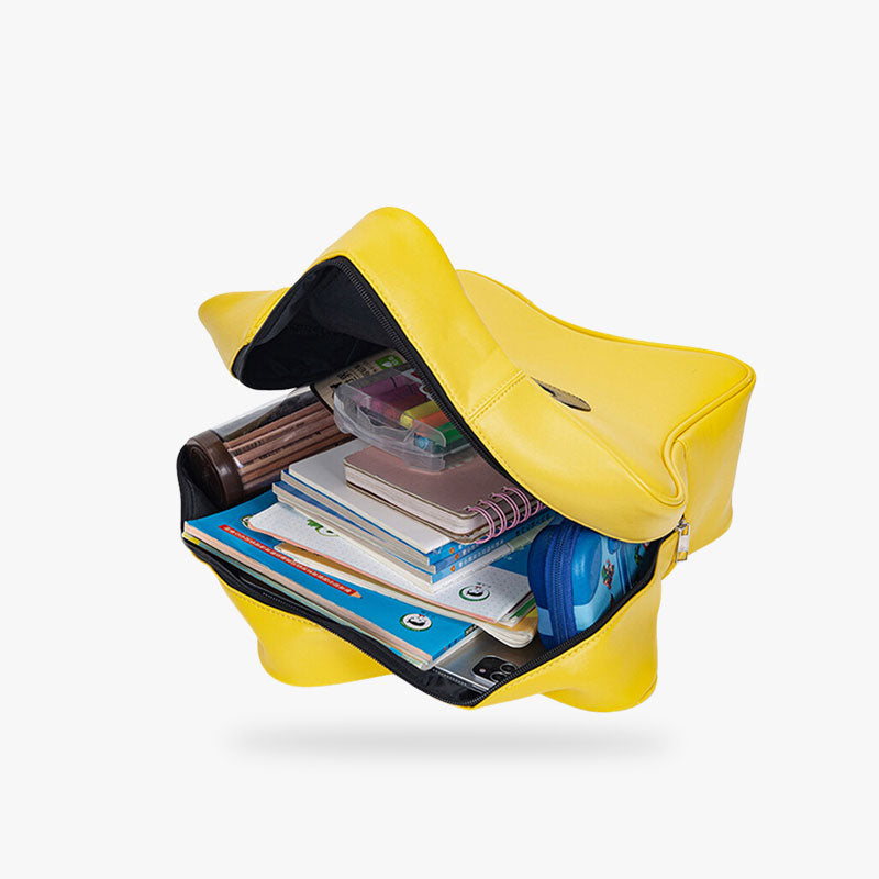 Una mochila amarilla kawaii. Los libros están dentro de la bolsa de cuero japonesa.