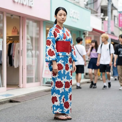 Detalle del motivo de peonía y del cuello cruzado del yukata azul floral