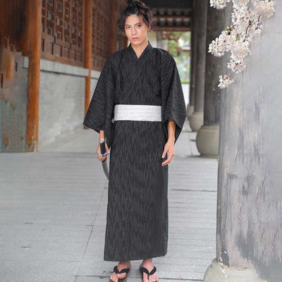 Hombre japonés con yukata de cuadros y cinturón obi blanco