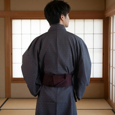 Vista trasera del yukata gris con mangas amplias