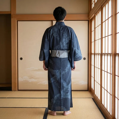 Espalda del yukata azul oscuro con caída relajada