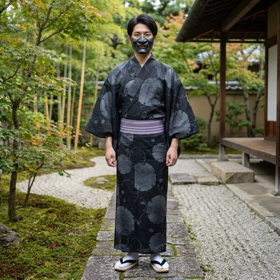 Yukata japonés oscuro con estampado circular pálido