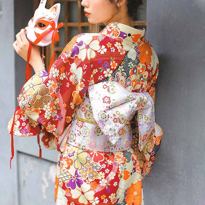 Geisha vestida con kimono yukata y cinturón kaku obi estampado con flores de cerezo