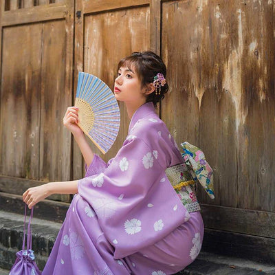Yukata mujer con flores y silueta fluida