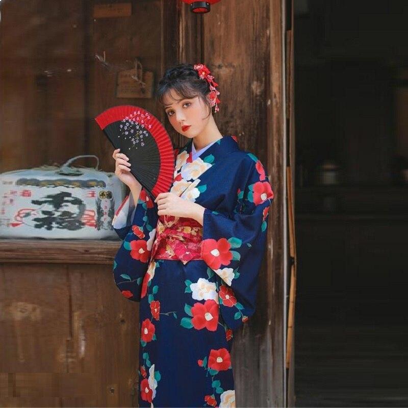 Yukata mujer flores con símbolos florales tradicionales japoneses estampados en la tela, cerrado con un cinturón obi