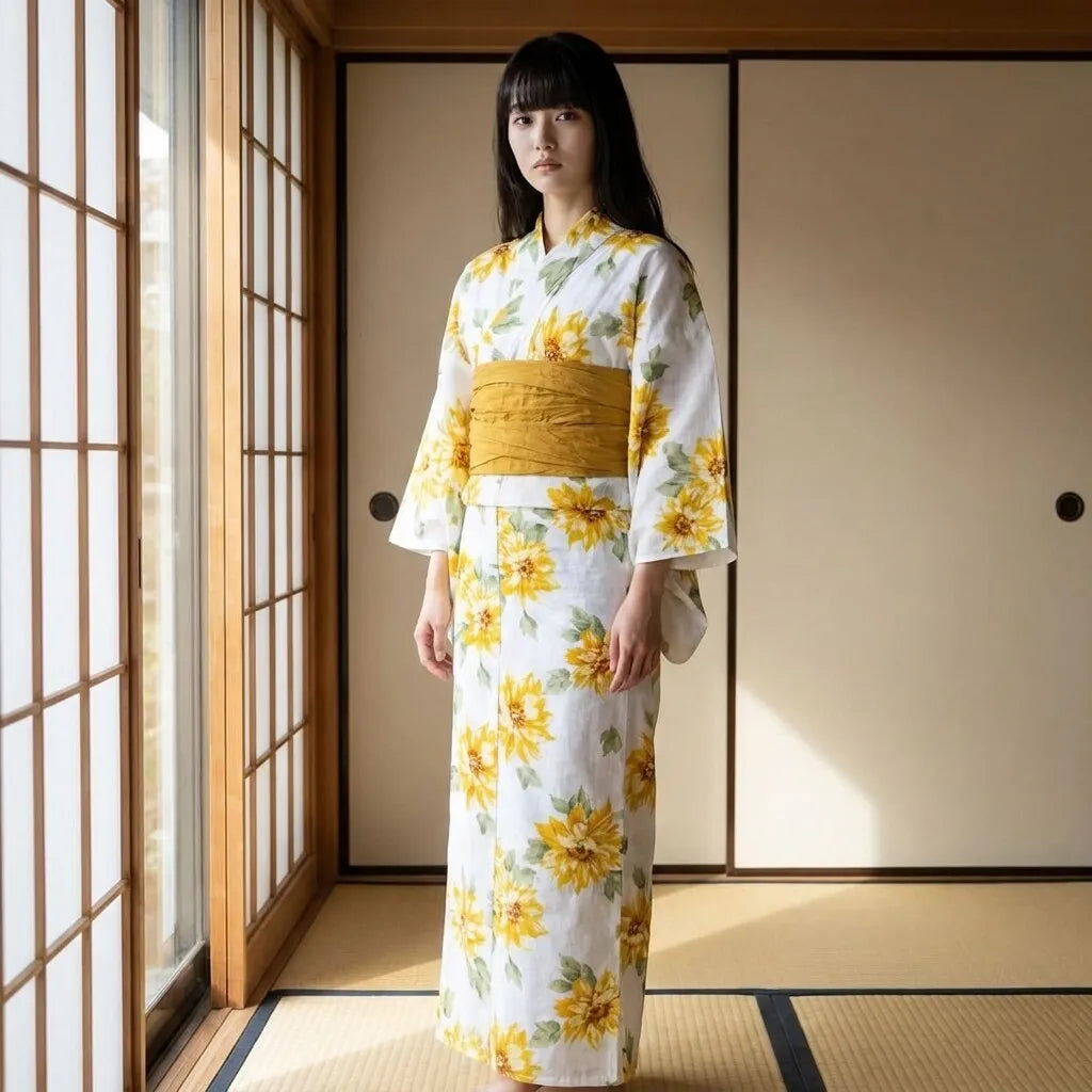 Yukata de mujer con grandes girasoles himawari amarillos sobre base clara