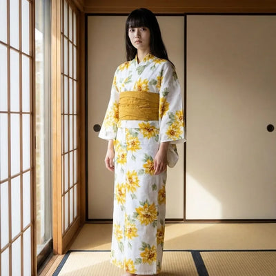 Yukata de mujer con grandes girasoles himawari amarillos sobre base clara