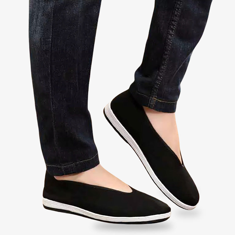 Zapatillas Toji en negro con acabado sobrio y materiales de calidad, pensadas para uso prolongado