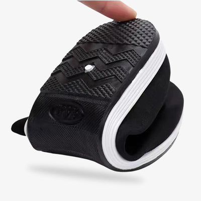 Detalle de las zapatillas Toji negras, con relieve antideslizante en la suela y ajuste cómodo