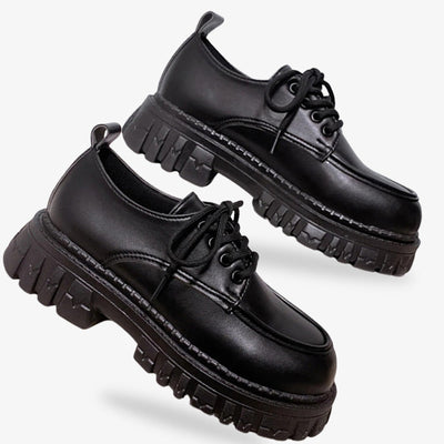 Zapatos de estudiante japoneses, un básico del uniforme escolar en Japón, que combinan estilo y funcionalidad, con plataforma alta y material de piel