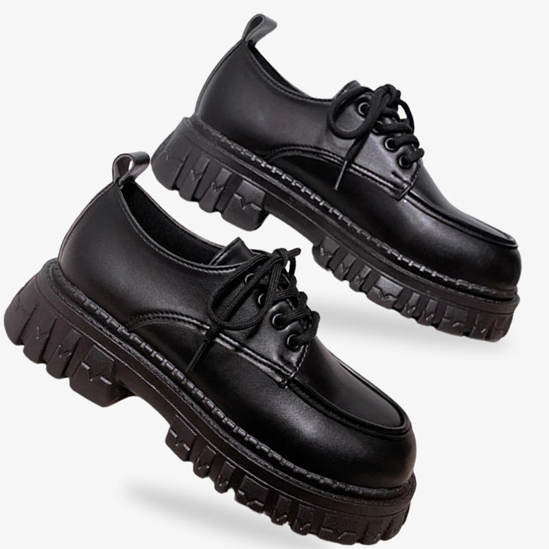 Zapatos de estudiante japoneses, un básico del uniforme escolar en Japón, que combinan estilo y funcionalidad, con plataforma alta y material de piel