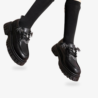 Calzado negro con acabados adorables, ofreciendo un look divertido influenciado por las tendencias góticas Lolita japonesas