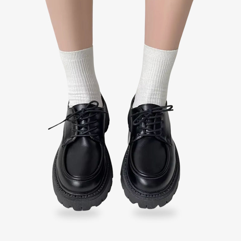 Zapatos negros de uniforme escolar japonés con look tradicional, combinados con sailor fuku y calcetines japoneses
