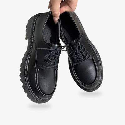 Zapatos negros de uniforme escolar japonés para un outfit de moda tradicional, combinados con sailor fuku o vestido japonés